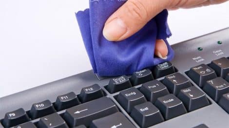 Un teclado que se limpia con un paño.